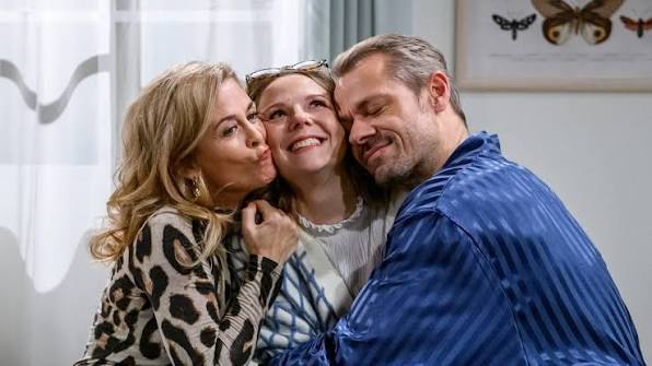 SDL - Johanna Graen nimmt Abschied mit einem Geständnis: ‚Es war eine unglaublich  schwere Zeit für mich.'  https://tag24.donextop.com/sturm-der-liebe-schauspielerin-anna-karolin-berger-verkundet-uberraschend-ihren-ausstieg-aus-sturm-der-liebe-und-deutet  ...
