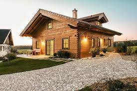 Diese massivholzwände werden nach ganz europa geliefert mit schwerpunkt deutschland, österreich und der schweiz. Blockhaus Halfing Chiemgauer Holzhaus