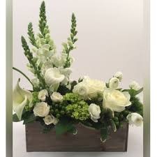 Flower shopping has the finest funeral flowers and casket sprays to honor your loved one. St Michiel Calm And Rustic Casket Spray Flower Delivery Combination Of White Flowers In A Wooden Box Flower Delivery St Michiel Online Florist St Michiel