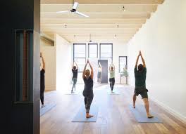 Galeria De Cuales Son Las Claves De Diseno Arquitectonico De Un Espacio De Yoga Y Meditacion 23 With Images Yoga Studio Interior Yoga Studio Yoga Room