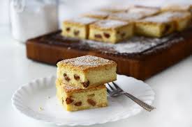 Dam tava la cuptor la foc mediu (160 grade cuptor electric cu ventilatie) pentru circa 30 de minute, pana prajitura cu gem si aluat razuit este rumenita. PrÄƒjiturÄƒ Cu BranzÄƒ Bezea È™i Gem ReÈ›eta MaghiarÄƒ Rakoczi Turos