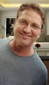 Even with his angry face, he was still handsome as hell 💚