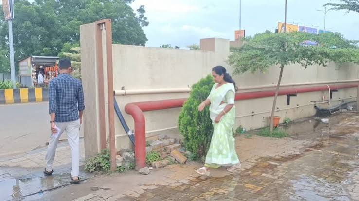अखेर कल्पना खरात पोलिसांसमोर हजरजमीन व्यवहाराशी थेट संबंध नसल्याचा दावा