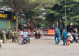 Sau khi chủ nhà mở cửa thì bất ngờ giữa hai bên xảy ra mâu thuẫn, cầm dao rượt đuổi chém nhau khiến 4 người bị thương. Xaljoyllt4arfm