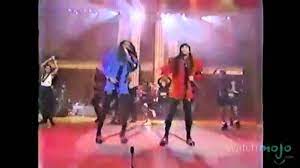 Wohl nur von den medien hochgeschauket.<br>wenn frank farian milli vanilli nicht erfunden hätte, wäre the real milli vanilli nie entdeckt worden.<br>der einzige skandal war wohl der, daß öffentlich, auf einen haufen geworfene schallplatten und cd's, vernichtet wurden.<br>aber daran sieht man doch wie jeder einzelne von den medien. Milli Vanilli Lip Sync Scandal Youtube