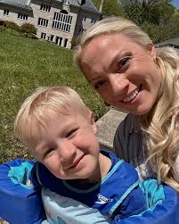 These are the kind of mornings that I live for. Dressing up and playing  with stuffed animals brings SO much joy to her… I wish I could be as  carefree as Madeline.🤍