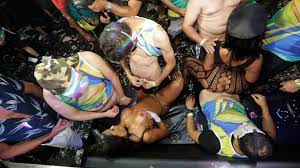 Mulheres fazendo sexo no carnaval