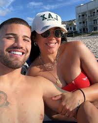 ✨ El Chelo Weigandt y Ángela Leiva en un día de playa y amor en Miami🥰