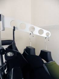 ウェットスーツ収納イメージ 今まで かさばって整理するのにも場所をとっていた サーフボードや シーズンごとにたくさんあるウェットスーツを 手軽に 簡単に 狭いスペースでも収納できる便利アイテムを皆様へご紹介します その便利アイ 収納 アイデア スーツ