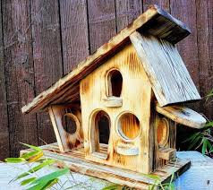 Vogel Futterhaus Massiv Natur Landlich Rustikal In 2020 Mit Bildern Futterhaus Haus Rustikale Vogelhauschen