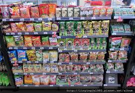 便利店 ，簡稱 便利 ，在 日本 等地區又稱為 cvs （從英文 convenience store 縮寫而來），是指規模較小，但 商品 種類多元、銷售民生相關物資或即食食品的 商店 ，其中也包含 加油站 商店，通常位於交通較為便捷之處，以民生服務取勝。. Everything Will Be Ok æ²³å…§okä¾¿åˆ©å•†åº— æ²³ç«¥æ³¨æ„å ± ç—žå®¢é‚¦