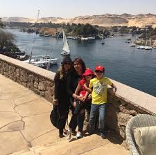 حاصلة على بكالوريوس في التجارة عام 1988، تزوجت الممثل محمود عبد العزيز وليس لديها أبناء. Ù…Ù† Ù…Ø¹Ø¨Ø¯ Ø­ØªØ´Ø¨Ø³ÙˆØª Ù‡Ø§Ù„Ø© ØµØ¯Ù‚ÙŠ Ø¨Ø±ÙÙ‚Ø© Ø£ÙˆÙ„Ø§Ø¯Ù‡Ø§ ÙˆØ¨ÙˆØ³ÙŠ Ø´Ù„Ø¨ÙŠ