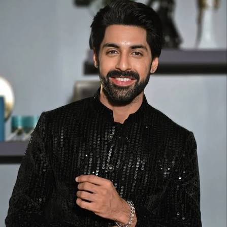 Raunak got a major break moment in Kumkum Bhagya, but we can't help but be distracted by Akshay Bindra's dashing looks🖤. The actor's recent pose in black attire has left viewers spellbound,