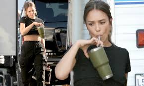 Jessica Alba Pulls Up Her Black T Shirt To Show Off Her Beige Bra And Toned Tummy Daily Mail Online