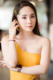 Lần đầu làm người mẫu ảnh cùng mẹ, bin tạo dáng tự nhiên, dạn dĩ trước ống kính. Ngoáº¡i Hinh Ná»¯ Diá»…n Vien Bá»‹ Ghet Nháº¥t Phim Vá» Nha Ä'i Con Ngoi Sao