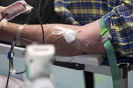 Bei einer impfung mit abgetöteten erregern kann man bereits nach einem tag wieder spenden, wenn man sich fit und gesund fühlt. Blut Spenden Ist Auch Im Alter Noch Moglich Sozialverband Vdk Deutschland E V