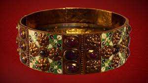 Corona ferrea) is a reliquary and might be one of the oldest royal insignias of christendom. Artstation Iron Crown Of Lombardy Mitchell Chalmers