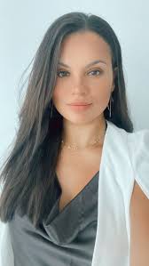 Alexandra Paz's Instagram, Twitter & Facebook