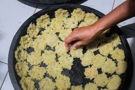 Mengeringkan pakaian di tali jemuran merupakan cara yang ramah lingkungan. Jangan Buang Nasi Sisa Coba Resep Rengginang Ini Halaman All Kompas Com