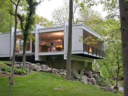 Amazeballs Mid Century Modern House With Steel Columns Maison Avec Patio Maison Contemporaine Maison Flottante