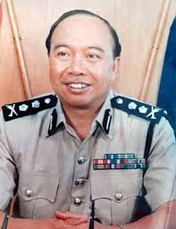 Bekas ketua polis negara khalid abu bakar pada selasa dilantik sebagai duta khas untuk meningkatkan hubungan dan kerjasama dengan masyarakat antarabangsa dalam usaha memerangi keganasan, fahaman pelampau dan pemerdagangan manusia. Sejarah Kes Pembunuhan Ketua Polis Negara Ke 3 Tan Sri Abdul Rahman Iluminasi