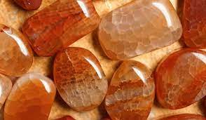 Değişik renkler üzerinden farklı katmanları olması nedeniyle, günümüzde ilgi çeken değerli madenlerden biridir. Akik Tasi Nedir Ozellikleri Ve Faydalari Nelerdir Bilgihanem