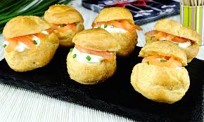 Choux Aperitifs Au Saumon Fume Plus De Recettes A Base De Creme Bridelice Ici Www Bridelice Fr Nos Recettes Aperitif Saumon Recette Chou