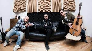 The band is composed of comedian and actor christopher seiler and film producer bernhard speer. Vom Wiener Neustadter Bandhouse In Die Charts Triebwerk