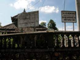Salah satu tempat wisata religi di kecamatan purwantoro tepatnya di dusun dangkrang kel purwantoro,merupakan monumen berupa tiga patung,monumen ini di bangun. Daftar Makam Tempat Ziarah Dan Wisata Religi Di Wonogiri Gudangmisteri