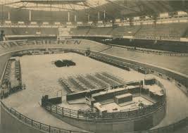 Palatul sporturilor din antwerpen (în neerlandeză antwerpse sportpaleis), denumit și sportpaleis antwerpen, sportpaleis merksem sau simplu, sportpaleis, este o clădire din orașul belgian antwerpen.situat în districtul merksem, la granița administrativă cu districtul deurne, în imediata vecinătate a inelului r1, palatul sporturilor este o sală multifuncțională unde se organizează. Het Sportpaleis Open Monumentendag 2020