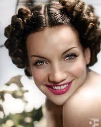 Cantora Carmen Miranda, fotógrafada por Annemarie Heinrich, em seu estúdio  em Buenos Aires, Argentina, em 1935. Annemarie Heinrich nasceu em 9 de  Janeiro 1912 na Alemanha, mas se naturalizou na Argentina, onde