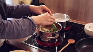 Sehingga kini, mee kari semestinya menjadi pilihan rakyat malaysia kerana rasanya yang pedas berlemak. Resepi Mee Kari Nyonya Azie Kitchen