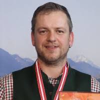 100+ perfiles de «Graser»