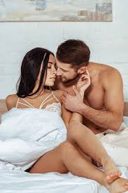 Soll sich deine freundin freuen, daß sie mal einen mann hat, der anders ist als die anderen. Attraktive Frau Liegt Im Bett Und Umarmt Schonen Mann Im Schlafzimmer Lizenzfreies Foto Und Stockbild