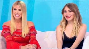 Ma soprattutto ci sono tanti figli, anche se, proprio parlando di loro, c'è un dolore. Loredana Lecciso Bufera Con Romina Insultano La Figlia Jasmine