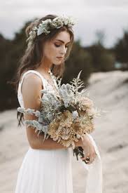 Zweiteiler Brautkleid Aus Spitze Boho Blumenkranz Vintage Brautstrauss Braut Frisuren Brautstrauss Vintage Hochzeitskleid Spitze Zweiteiliges Hochzeitskleid