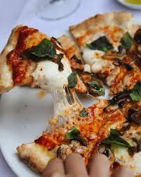 domates sos mozzarella porcini kultur mantari ve feslegen ile hazirlanan porcini mantarli pizza hub eksi mayali ekmeklerimizin ne kadar iyi oldugunu biliyors