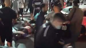 בבת ים נהג ערבי נשלף ממכוניתו על ידי המון זועם של יהודים והוכה נמרצות.הוא פונה על ידי צוות מדא במצב קשה. 94fpkgwlyz51bm