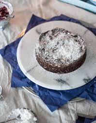 Weihnachtlicher Schokoladenkuchen Mit Blaubeer Frischkase Creme Sistermag Schokoladen Kuchen Schokoladenkuchen Kuchen