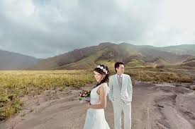 Meski fotonya di pantai, gaya kamu nggak harus menyesuaikan diri dengan lokasi lho. Rekomendasi 8 Lokasi Wisata Hits Yang Cocok Untuk Foto Prewedding Di Indonesia