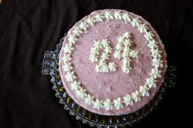 Yogurette ist ein schokoladenriegel des italienischen süßwarenkonzerns ferrero, der mit einer joghurtcreme und fruchtgranulat gefüllt ist. Yogurette Torte Sarah S Backblog