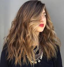balayage kammstrahnen ideen auf langen haaren volle rote lippen locken mit glatteisen bronde haare rote lippen balayage
