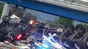Sul luogo dell'incidente sono intervenuti i soccorsi sanitari e meccanici, le pattuglie della polizia stradale ed il personale della direzione di tronco di. Incidente In A11 Camion Perde Cartone E Gasolio Sulla Strada Chiusa Per Ore L Autostrada Luccaindiretta
