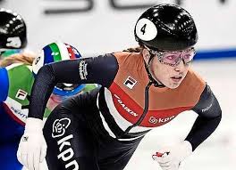 Op de winterspelen in 2018 maakte ze deel uit van de relayploeg die verrassend het brons pakte. Emotioneel Eerbetoon Shorttrackwereld Na Overlijden Lara Van Ruijven Schaatsen Telegraaf Nl