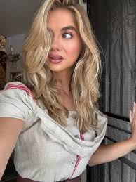 Bought this christening dress for my little girl a week ago it's doesn't  fit & unfortunately the company doesn't do refunds 🙄 ; it's only been out  the box to try on