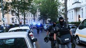 Berlin-Friedenau: Nackter Einbrecher mit Messer wird von SEK überwältigt |  rbb24