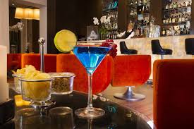 Boire Un Verre Entre Amis Deguster Un Bon Cocktail Le Bar Le Cercle Est La Bonne Adresse Bar Touriste