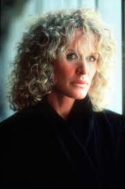 Close a început să facă filme de televiziune la începutul anilor 1980, începând cu omul elefant și, în 1984, a jucat în drama aclamată. Glenn Close Fatal Attraction 1987 Glenn Close Promis Schauspieler