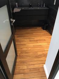 Realisation D Une Pose Collee En Plein D Un Parquet Massif En Teck Pre Huile Avec Joint Noi Amenagement Salle De Bain Idee Salle De Bain Parquet Pont De Bateau