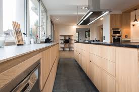 Le bordeaux arrive sur les façades de la cuisine pour un résultat distingué ! Une Vaste Cuisine Gd Cucine Au Style Scandinave Sk Concept Tapis Cuisine Cuisine Cuisine Blanche Et Bois